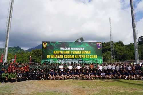 Pembukaan karya bhakti skala besar Kodam XII/Tpr di Pasar Moders PLBN Entikong mewakili Bupati Sintang